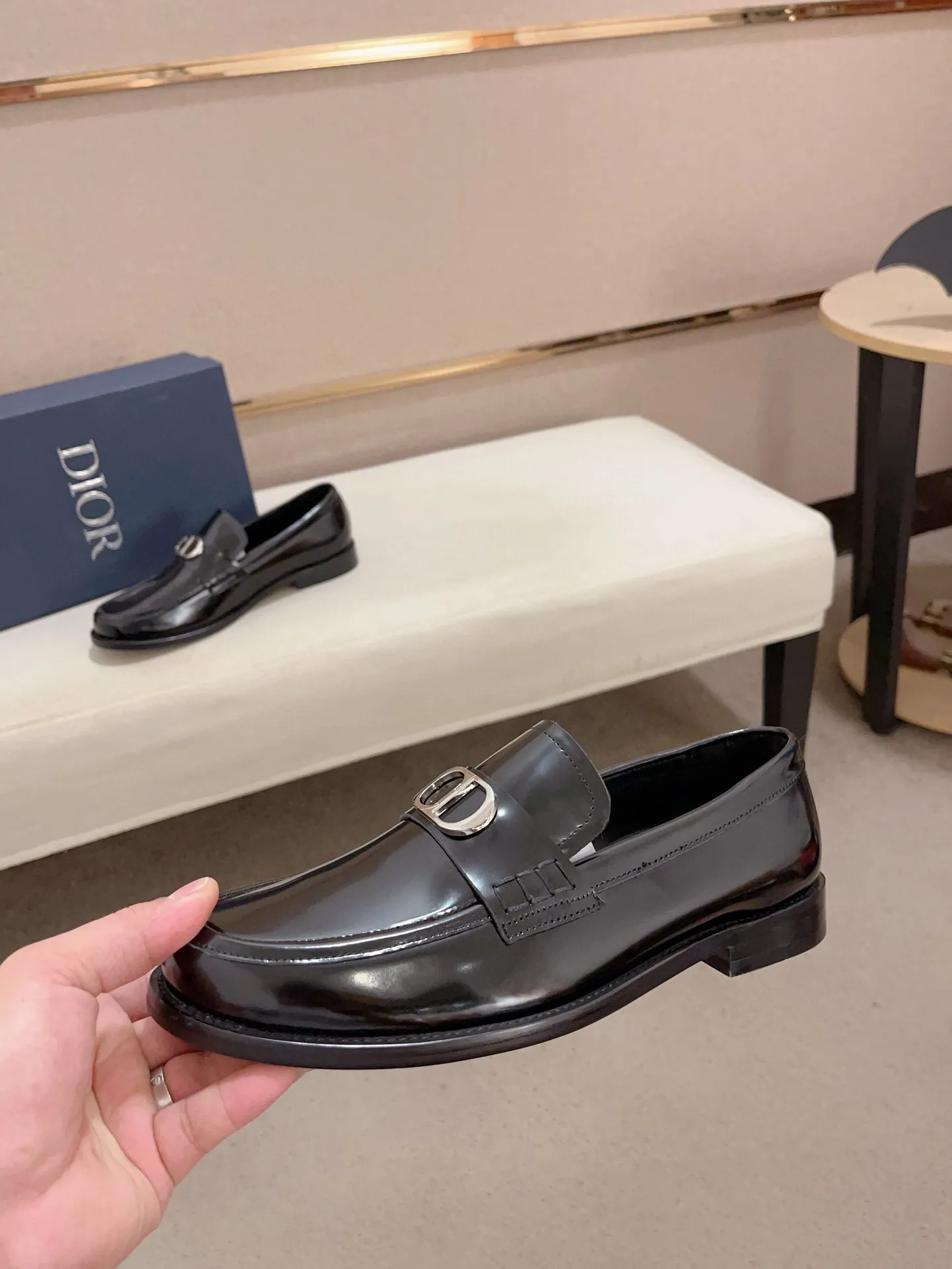 Men's shoes 💰: 560💰 High-end version of Dior Dior's new series. Famous actors and internet celebrities wear super popular designs. The sculptures of French artist Niki de Saint Phalle are designed as rings. Material: Imported original material ➕Painted cowhide Foot pads: cowhide Outsole: Rubber outsole Men's shoe size: 38~44 Can be customized to size 45